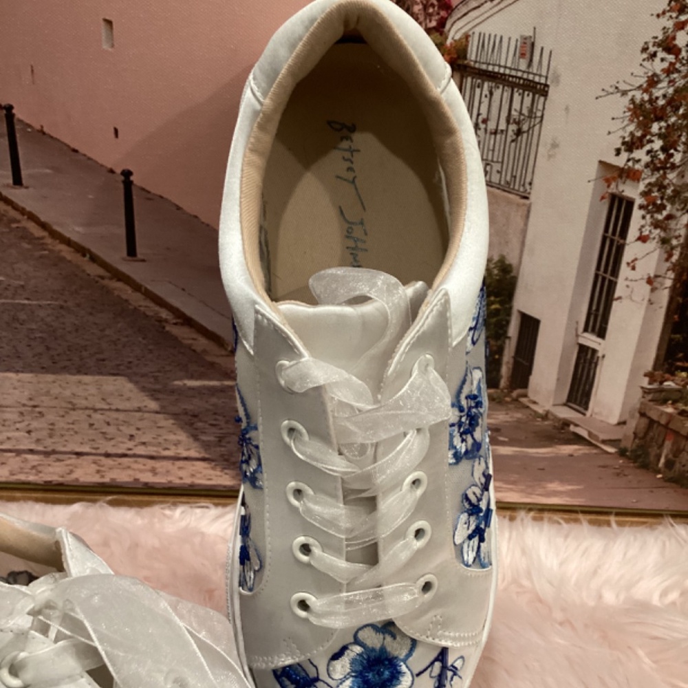 Betsey Johnson Blue and White Floral Sneakers 9M - Picture 4 of 7